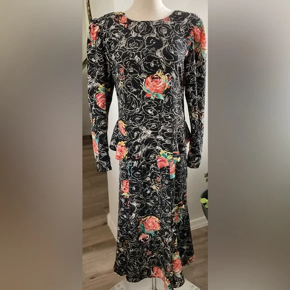 Black and White Sheath Dress with Cuffed Long Sleeves - Picture 1 of 8